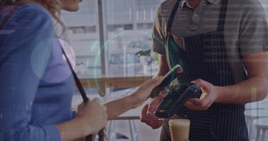 Mavi bluzlu bayan müşteri kafeteryadaki akıllı telefondan ödeme yapıyor. Kahveci terminali ve latte tutuyor. Teknoloji, ticaret, şehir, konukseverlik, iç mekan, iletişim, modern.