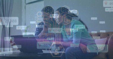 Oturma odasında, kanepe ve bitki ile dizüstü bilgisayarda yüzen verileri inceleyen çift. Teknoloji, işbirliği, dijital, analiz, çalışma alanı, modern, zeka