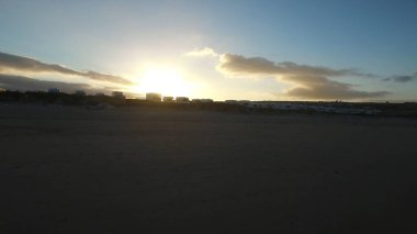 Kumlu plaj gökyüzü günbatımı sırasında karşı doğal görünümünü