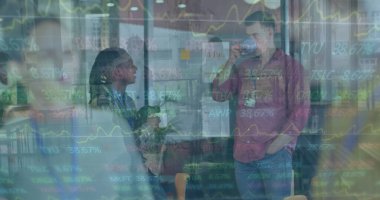 Muhabbet eden iş arkadaşları, kahve fincanları ve finansal kaplamalarla ofis salonundaki hisseleri tartışıyorlar. Profesyonel, işbirliği, modern, kentsel, ağ, iş, başlangıç