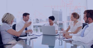 İş kıyafetleri giymiş profesyonellerin konferans odasında dizüstü bilgisayarla görüşme planı. İşbirliği, takım çalışması, şirket, strateji, yenilik, modern, ufuk çizgisi