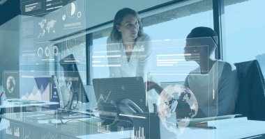 Ofisteki dizüstü bilgisayarların yanında holografik panelleri inceleyen orta yaşlı kadınlarla işbirliği yapmak. Not defteriyle. İş, takım çalışması, yenilik, teknoloji, üretkenlik, kurumsal, modern