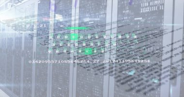 Veri merkezi koridorunda, sunucu raflarının üzerinde yeşil blokla yarı saydam kod yansıtılıyor. Teknoloji, siber güvenlik, fütüristik, endüstriyel, dijital, altyapı, ağ