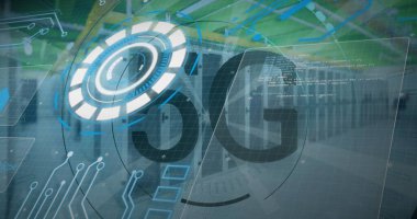 5G logosu ve HUD halka grafiği devre izleri ve kodlarla veri merkezi raflarını kaplıyor. Teknoloji, bağlantı, yenilik, siber, dijital, telekomünikasyon, altyapı