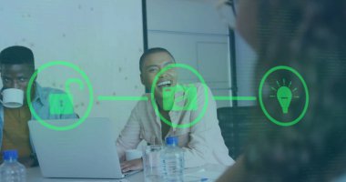 Konferans masasında fincanlar, şişeler ve yeşil simgelerle spor ceket giyen bir kadın sunar. İşbirliği, takım çalışması, yenilik, profesyonel, kurumsal, modern, üretkenlik