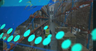 Hırka ve yelek giyen işçiler depo koridorunda palet taşıyorlar, rafları ve veri örtüleri var. Sanayi, lojistik, otomasyon, depolama, tedarik zinciri, ticaret, verimlilik