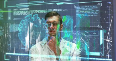 Laboratuvarda laboratuvar önlüklü veri bilimci holografik dünya haritasıyla panellerin önünde duruyor. Teknoloji, yenilik, fütüristik, araştırma, analitik, görselleştirme, profesyonel