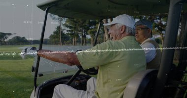 Yeşil polo rehberliğindeki yaşlı golfçüyü golf arabasıyla, eldivenli, sopalı. Lüks, eğlence, eğlence, zarafet, takım çalışması, açık hava, yaşam tarzı.