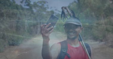 Güler yüzlü yürüyüşçü güneş ışığı alan orman patikasındaki selfie 'yi yakalıyor. Macera, keşif, açık hava, refah, doğa, aktivite, esneklik