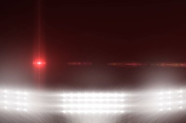Stadyum ışıkları koyu gökyüzüne ışık saçıyor. Düz tasarımda kırmızı mercek parıltısını gösteriyor. Aydınlatma, aydınlatma, açık hava, dramatik, canlı, teknoloji, eğlence