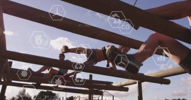 Sağlık topu taşıyan dengeli bir bayan sporcu açık hava fitness parkında tahta kirişe basıyor. Açık hava, spor, güç, koordinasyon, eğitim, atletik, macera