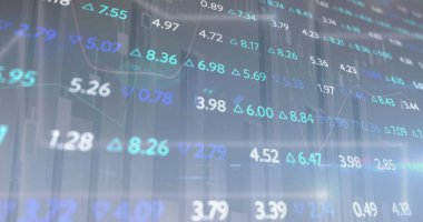 Ticaret ekranında, şamdan grafiğiyle fiyat etiketleri ve aşağı üçgen göstergeleri gösteriliyor. Finansal analiz, yatırım, piyasa eğilimleri, dijital panel, teknik analiz, hisse senedi grafikleri, veri görselleştirme