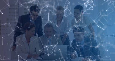 Takım elbiseli altı profesyonel toplantı odasındaki gümüş dizüstü bilgisayarın verilerini analiz ediyor ve ağ örtüşüyor. İşbirliği, takım çalışması, yenilik, dijital, bağlantı, kurumsal, modern