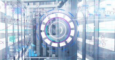 Parlayan sunucu dolapları veri merkezi koridorunda yansıyan zemin, holografik örtüleri gösteriyor. Gelecek, teknoloji, veri, ağ, dijital, siber, yenilik