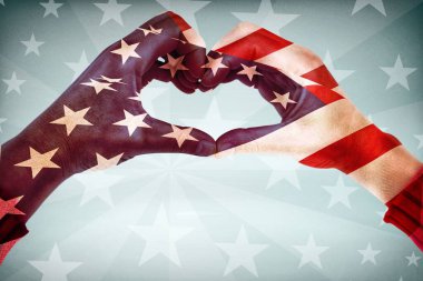 Görüntü kalp şeklinde yıldızlı arka plan karşı insan eli kırpılmış