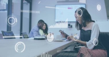 Resmi kıyafet giyen bir kadın toplantı odasında tablet verilerini gözden geçiriyor. Hoparlörlü, fotokopi odalı. İş, takım çalışması, işbirliği, teknoloji, şirket, modern, sunum