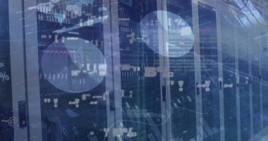 Parlak sunucu rafları ağ anahtarlarını, kabloları ve ışıkları veri merkezinde gösteriyor, dijital örtüler. Teknoloji, veri, ağ, siber güvenlik, dijital, altyapı, yenilik