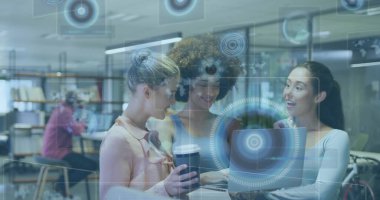 Modern ofis masasındaki üç iş arkadaşını gümüş dizüstü bilgisayar kulaklıklarıyla kahve fincanı kullanarak inceliyorum. İşbirliği, yenilik, takım çalışması, çalışma alanı, dijital, beyin fırtınası, üretkenlik