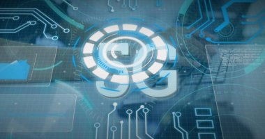 Işık saçan holografik 5G sembolü devre izleri, ilerleme halkaları ve UI panelleri ile ızgaranın üzerinde asılı duruyor. Futuristik, dijital, arayüz, teknoloji, bağlantı, yenilik, veri