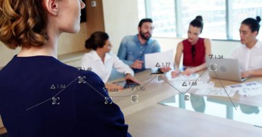 Karşınızda ofis masasının başında dizüstü bilgisayar ve belgelerle duran lider, kopyalama alanı. İş, takım çalışması, işbirliği, modern, teknoloji, kurumsal, profesyonel