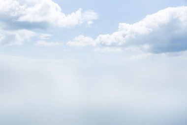 Mavi arkaplanda fotokopi alanı olan bulutların resmi. Renk, şablon ve iletişim konsepti dijital olarak oluşturuldu.