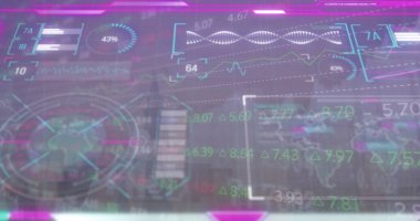 Komuta merkezinde sanal veri arayüzü gösteriliyor, dalga formu grafikleri ve yüzde göstergesi ile. Futuristik, teknoloji, analitik, dijital, arayüz, yenilik, bilgi