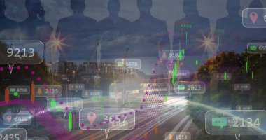 Nehir kenarında iğne simgeleri ve sohbet baloncuklarıyla kırmızı ışık izlerini gösteren kıvrımlı yol gösteriliyor. Kentsel, dijital, veri, görselleştirme, gece vakti, şehir manzarası, analiz