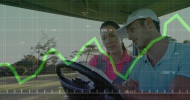 Mavi elbiseli golfçü ve pembe elbiseli eğitmen yeşil çizgi grafiğini analiz ediyor, golf arabasıyla çayırda geziyorlar. Teknoloji, veri, analitik, işbirliği, açık hava, profesyonel, modern