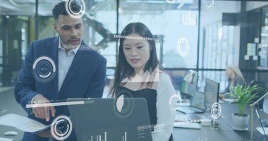 Ofisteki bilgisayarlarda veri tablolarını inceleyen iş elbiseli profesyonelleri masabaşı bitkileriyle inceliyorum. İşbirliği, takım çalışması, analitik, modern, kurumsal, üretkenlik, yenilik