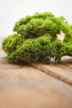 Maydanozun beyaz arkaplanda tahtaya yakın plan görüntüsü