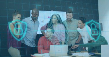 Konferans odasında dizüstü bilgisayarların üzerine eğilmiş yedi iş arkadaşıyla işbirliği yapmak. Takım çalışması, yenilik, teknoloji, profesyonellik, modern, analitik, güvenlik