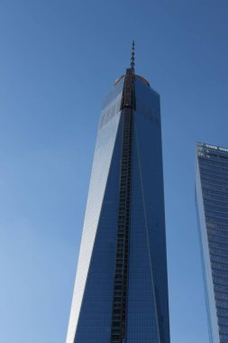 Açık mavi gökyüzüne karşı Bir Dünya Ticaret Merkezi 'nin düşük açılı görüntüsü