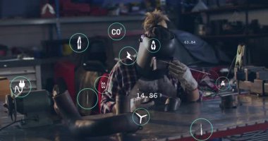 Metal fabrikatör miğferi yerleştiriyor ve meşale aktifleştiriyor kaynak yayı üretiyor ve eko ölçümleri izliyor. Sanayi, zanaat, sürdürülebilirlik, teknoloji, üretim, yenilik, kesinlik