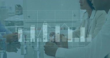 Cam masadaki finans raporlarını inceleyen iki profesyonel ve yeni katılanlar trendleri tartışıyor. Kurumsal, analitik, modern, işbirliği, strateji, veri, iş