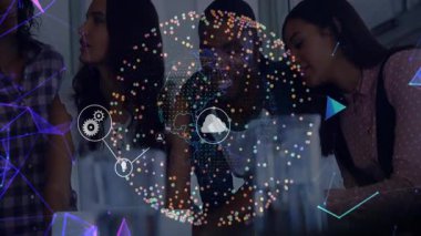 Ekip konferans odasında teknik planlama yaparken tableti tıklatıyor ve dijital dünya haritasını genişletiyor. İşbirliği, yenilik, dijital ağ, fütüristik, takım çalışması, bağlantı, veri analizi