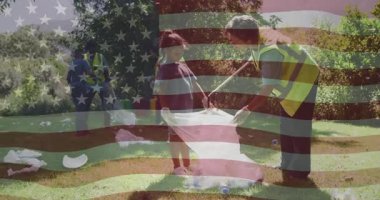 Gönüllü ekip parka geliyor. Toplayıcılarla şişe toplayarak çevre temizliği yapıyorlar. Topluluk, aktivizm, koruma, işbirliği, açık hava, yeşillik, sürdürülebilir