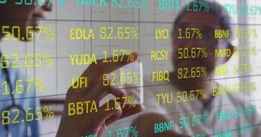 İşletme yöneticisi, saydam cam panele işaret ediyor. Denetleme için örnek gösteren yüzdeleri güncelliyor. Analizler, yenilik, takım çalışması, sunum, kurumsal, modern, veri