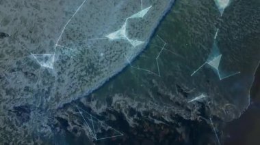 Çalkalanan dalgalar, dijital kürede birleşerek veri görselleştirmesi için elinin üstünde titreşiyor. Teknoloji, yenilik, bağlantı, fütüristik, dijital, soyut, küresel