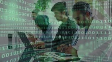 Veri analizi için cihazlar üzerinde çalışan üç profesyonel, sönen ikili kaplama, doktor bakışı. Teknoloji, işbirliği, yenilik, çalışma alanı, dijital, veri, modern