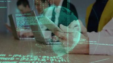 İş adamları veri alışverişini gösteren holografik küresel yayın kodunu yazıp dinliyorlar. Teknoloji, işbirliği, yenilik, dijital, iletişim, kurumsal, geleceksel