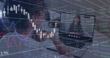 Müşteri, şeffaf finansal grafikler üzerine dizüstü bilgisayar ekranını izliyor. Tavsiye için ekranda canlandırıyor. Profesyonel, ticari, modern, teknoloji, finans, analitik, çalışma alanı