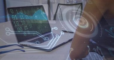 Veri analisti laptop kontrol sistemi açıyor. Hologram düğümleriyle ikili akımları izliyor. Teknoloji, yenilik, fütüristik, siber, dijital, analiz, çalışma alanı