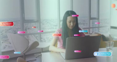 Dişi veri analisti dizüstü bilgisayar açıp daktilo ediyor, veri analiz ediyor ve yüzen veri etiketlerine neden oluyor. Teknoloji, dijital, kentsel, çalışma alanı, modern, üretkenlik, yenilik