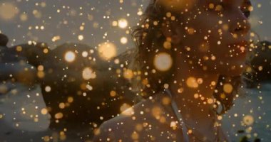 Suyun yanında, saçlarını tarayan baş döndüren parlak altın kaplama bir sağlık modeli. Fantezi, dinginlik, zarafet, doğal, alacakaranlık, kadınlık, sükunet