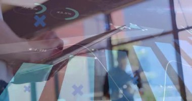 Eller tableti görünür hale getiriyor ve finansal tablo güncellemeleri için kaydırma yaparken ekrana vuruyor. Teknoloji, finans, analitik, iş, veri, yatırım, çalışma alanı