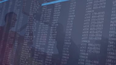 Çembere yaklaşan dribbler, spor teknolojisini analiz eden mavi çubuklarla üst üste hata kaydına neden oluyor. Atletizm, rekabet, dijital, veri, teknoloji, takım çalışması, kentsel