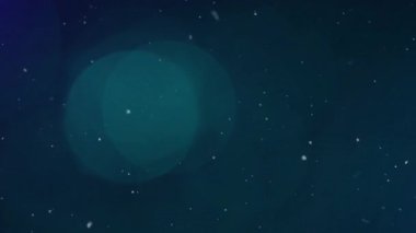 Beyaz zerreler belirdiğinde, turkuaz bokeh solmaya ve sürüklenmeye başlar, parçacıklar hareketsiz hale gelir. Soyut, aydınlatma, hareket, sükunet, dijital sanat, görsel efektler, dinginlik