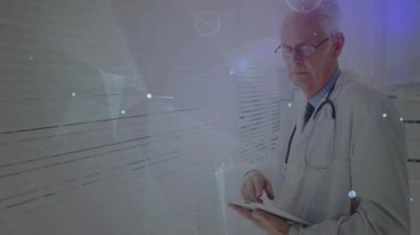 Doktor tablet ekranı tıklatıyor ve tıbbi veri ağını delip geçiyor. Parlak ışık patlamasına neden oluyor. Tıbbi, teknoloji, fütüristik, sağlık, dijital, yenilik, profesyonel