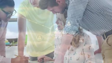 Bir kadın kalem alıp tablet üzerinde resim çiziyor. Ekibin iş tasarımına avatarları ayarlamasına neden oluyor. İşbirliği, yenilik, takım çalışması, dijital, modern, beyin fırtınası, teknoloji