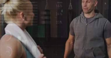 Yetişkin bir kadın spor salonunda erkek antrenöre yaklaşıyor. Animasyon çizelgelerini antrenör olarak gösteriyor. Fitness, motivasyon, koçluk, strateji, takım çalışması, sağlık, ilerleme